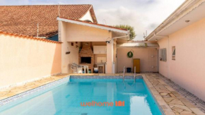 Casa com piscina e ambientes aconchegantes em Peruíbe